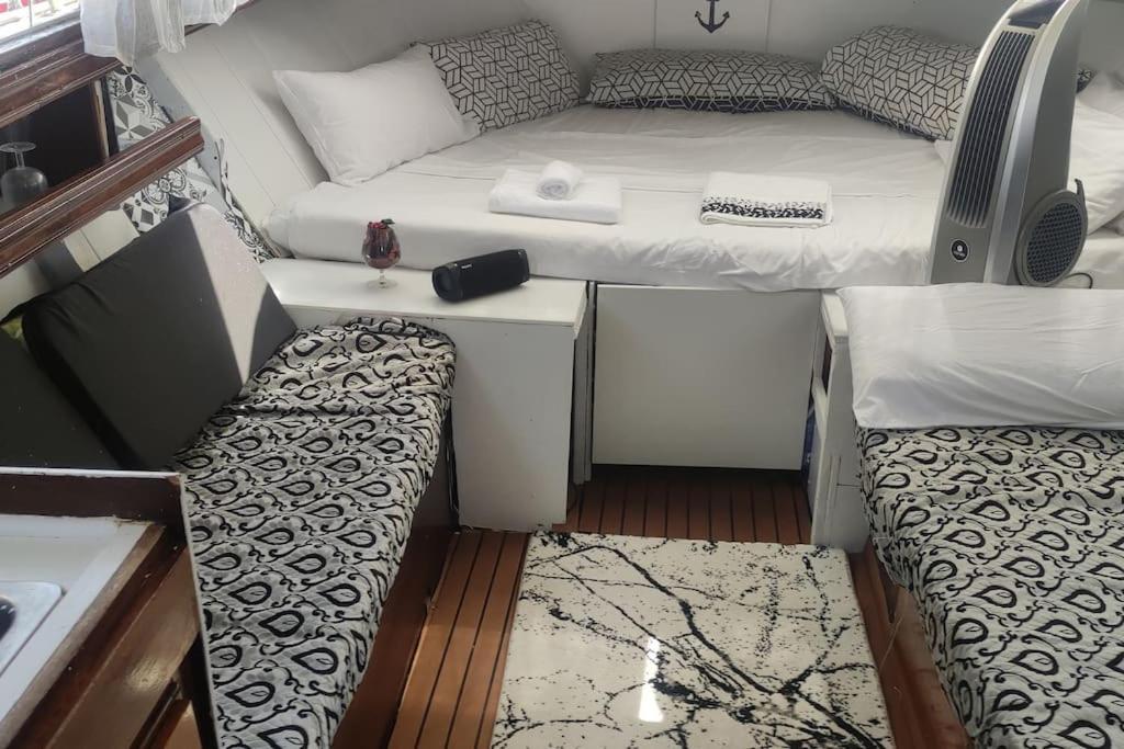 Отель Precioso Barco En Barcelona Бадалона Экстерьер фото