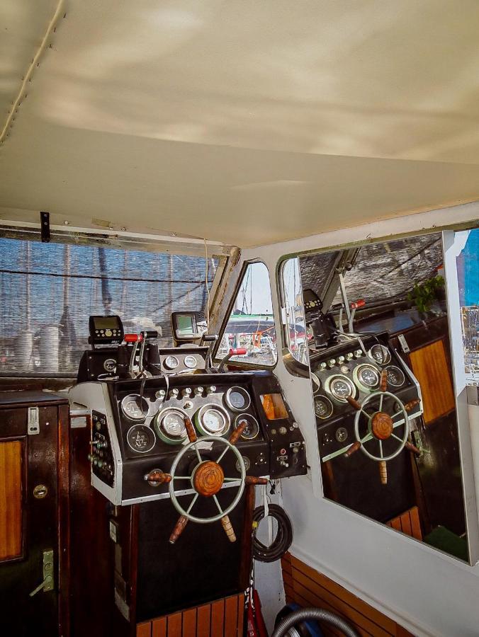 Отель Precioso Barco En Barcelona Бадалона Экстерьер фото