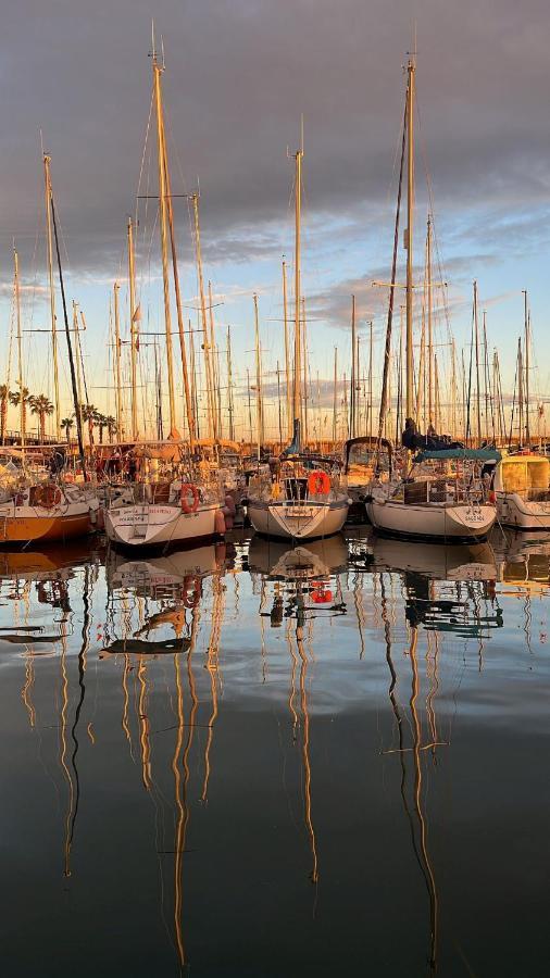 Отель Precioso Barco En Barcelona Бадалона Экстерьер фото
